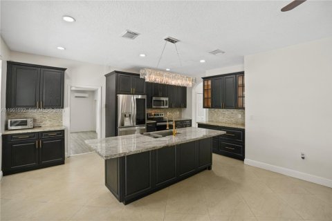 House in Miami, Florida 5 bedrooms, 241.36 sq.m. № 2052292 - photo 15