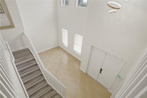 House in Miami, Florida 5 bedrooms, 241.36 sq.m. № 2052292 - photo 10