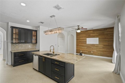 House in Miami, Florida 5 bedrooms, 241.36 sq.m. № 2052292 - photo 16