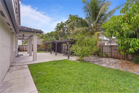 House in Miami, Florida 5 bedrooms, 241.36 sq.m. № 2052292 - photo 30