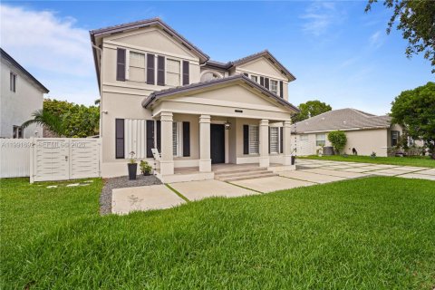 House in Miami, Florida 5 bedrooms, 241.36 sq.m. № 2052292 - photo 2