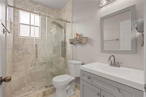 House in Miami, Florida 5 bedrooms, 241.36 sq.m. № 2052292 - photo 26