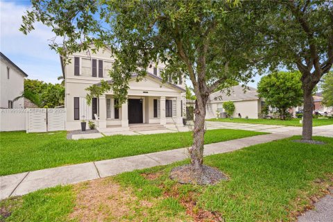 House in Miami, Florida 5 bedrooms, 241.36 sq.m. № 2052292 - photo 3