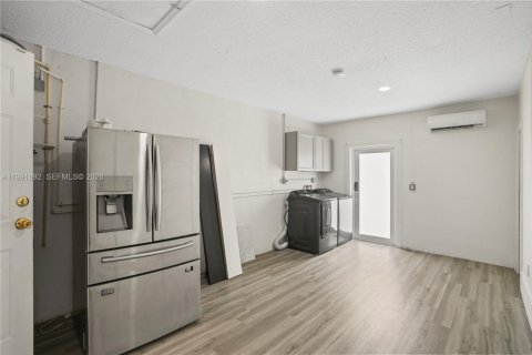 House in Miami, Florida 5 bedrooms, 241.36 sq.m. № 2052292 - photo 20