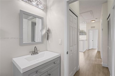 House in Miami, Florida 5 bedrooms, 241.36 sq.m. № 2052292 - photo 27