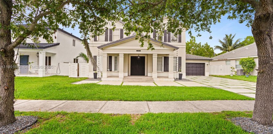 House in Miami, Florida 5 bedrooms, 241.36 sq.m. № 2052292