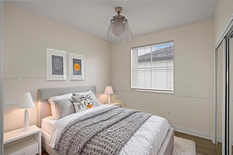 House in Miami, Florida 5 bedrooms, 241.36 sq.m. № 2052292 - photo 29