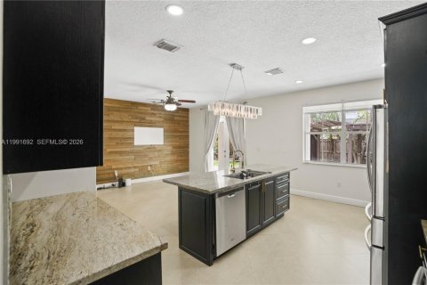 House in Miami, Florida 5 bedrooms, 241.36 sq.m. № 2052292 - photo 18