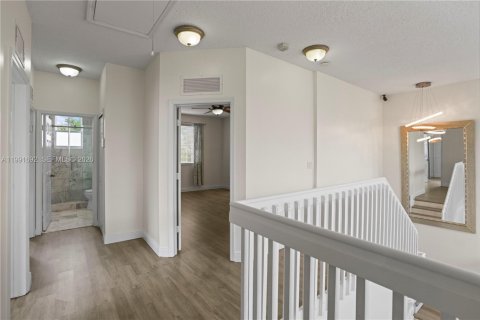 House in Miami, Florida 5 bedrooms, 241.36 sq.m. № 2052292 - photo 21