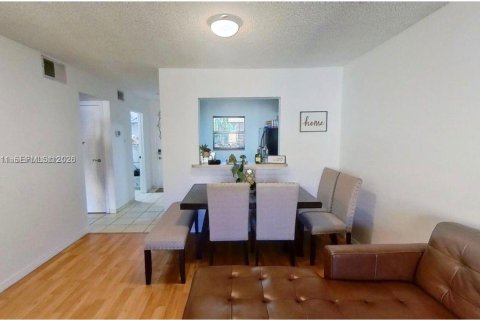 Condominio en venta en Hialeah, Florida, 1 dormitorio, 82.03 m2 № 2046227 - foto 2