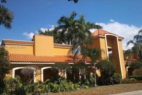 Condominio en Hialeah, Florida, 1 dormitorio  № 2046227