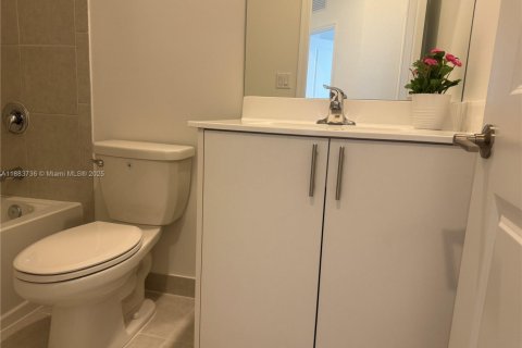 Townhouse in Miami, Florida 3 bedrooms № 1930816 - photo 17