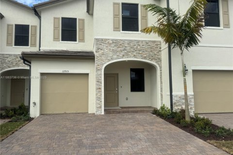Townhouse in Miami, Florida 3 bedrooms № 1930816 - photo 1