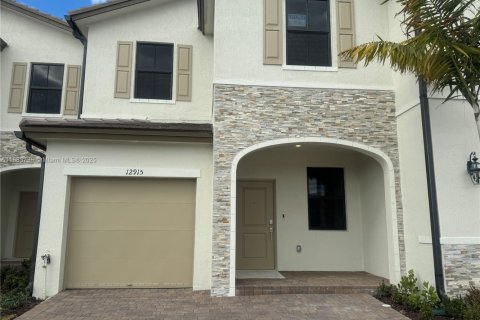 Townhouse in Miami, Florida 3 bedrooms № 1930816 - photo 2