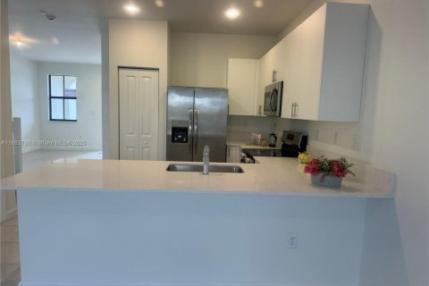 Townhouse in Miami, Florida 3 bedrooms № 1930816 - photo 8