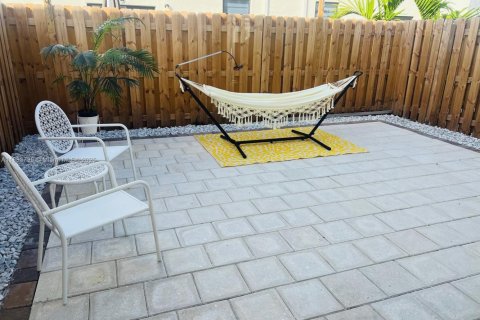 Townhouse in Miami, Florida 3 bedrooms № 1930816 - photo 22