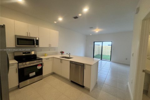 Townhouse in Miami, Florida 3 bedrooms № 1930816 - photo 5