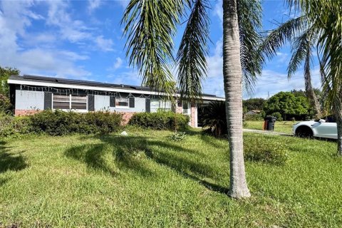 House in Frostproof, Florida 2 bedrooms, 104.05 sq.m. № 1904490 - photo 2