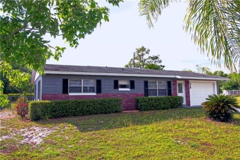 House in Frostproof, Florida 2 bedrooms, 104.05 sq.m. № 1904490 - photo 1