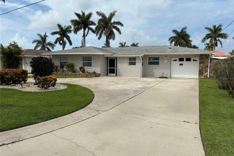 House in Cape Coral, Florida 3 bedrooms, 147.71 sq.m. № 2303078