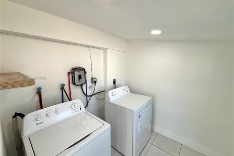 Villa ou maison à vendre à Hollywood, Floride: 3 chambres, 77.39 m2 № 2005550 - photo 30