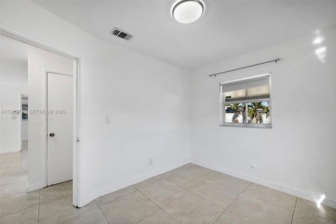 Villa ou maison à vendre à Hollywood, Floride: 3 chambres, 77.39 m2 № 2005550 - photo 17