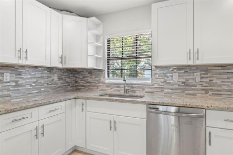 House in Tampa, Florida 3 bedrooms, 124.49 sq.m. № 2234847 - photo 13