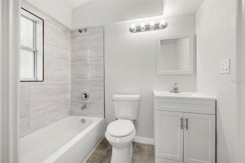 House in Tampa, Florida 3 bedrooms, 124.49 sq.m. № 2234847 - photo 18
