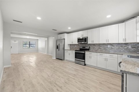 House in Tampa, Florida 3 bedrooms, 124.49 sq.m. № 2234847 - photo 15