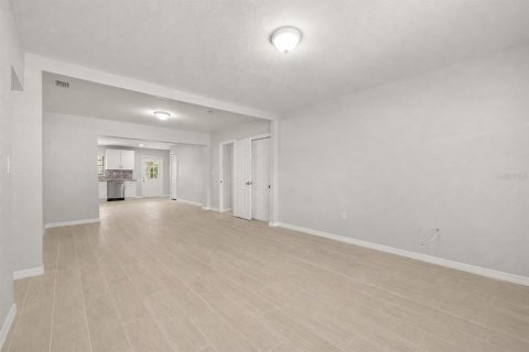 House in Tampa, Florida 3 bedrooms, 124.49 sq.m. № 2234847 - photo 7