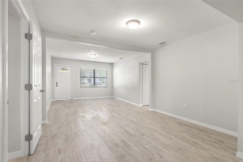 House in Tampa, Florida 3 bedrooms, 124.49 sq.m. № 2234847 - photo 10