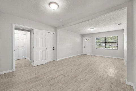 House in Tampa, Florida 3 bedrooms, 124.49 sq.m. № 2234847 - photo 9