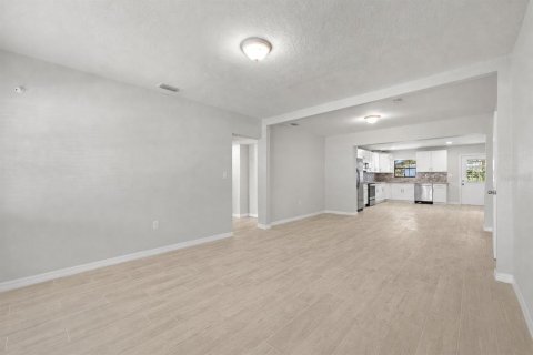 House in Tampa, Florida 3 bedrooms, 124.49 sq.m. № 2234847 - photo 6