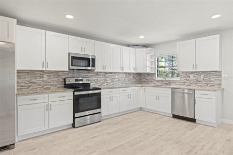 House in Tampa, Florida 3 bedrooms, 124.49 sq.m. № 2234847 - photo 12
