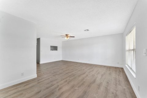 Villa ou maison à louer à Lake Worth, Floride: 3 chambres, 133.41 m2 № 2414355 - photo 2
