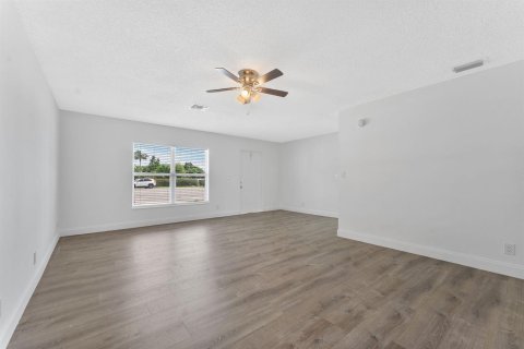 Villa ou maison à louer à Lake Worth, Floride: 3 chambres, 133.41 m2 № 2414355 - photo 4