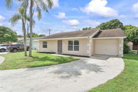 Villa ou maison à Lake Worth, Floride 3 chambres, 133.41 m2 № 2414355
