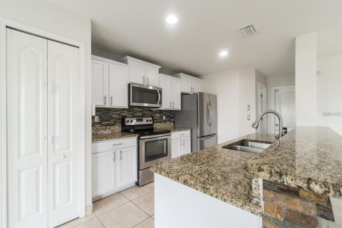 House in Ruskin, Florida 4 bedrooms, 165.92 sq.m. № 2416440 - photo 8