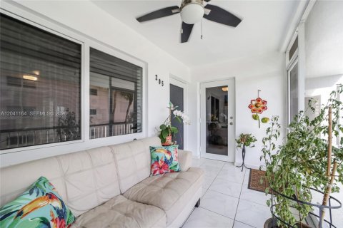Condo in Hallandale Beach, Florida, 2 bedrooms  № 2240326 - photo 24