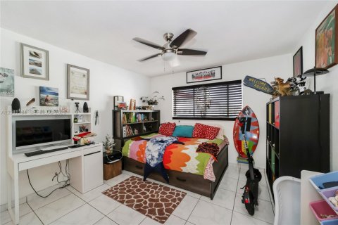 Condo in Hallandale Beach, Florida, 2 bedrooms  № 2240326 - photo 17