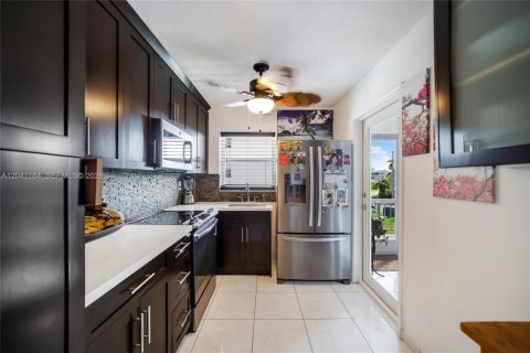 Condo in Hallandale Beach, Florida, 2 bedrooms  № 2240326 - photo 7