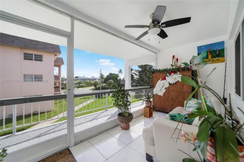 Condo in Hallandale Beach, Florida, 2 bedrooms  № 2240326 - photo 22