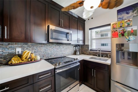 Condo in Hallandale Beach, Florida, 2 bedrooms  № 2240326 - photo 9