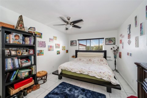 Condo in Hallandale Beach, Florida, 2 bedrooms  № 2240326 - photo 13