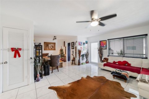 Condo in Hallandale Beach, Florida, 2 bedrooms  № 2240326 - photo 3