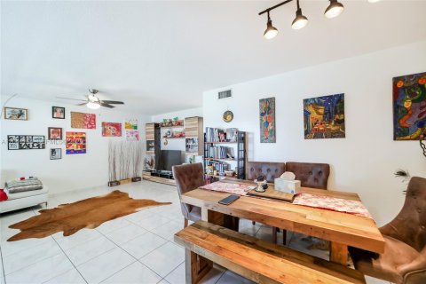Condo in Hallandale Beach, Florida, 2 bedrooms  № 2240326 - photo 5