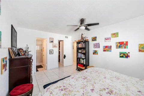 Condo in Hallandale Beach, Florida, 2 bedrooms  № 2240326 - photo 15