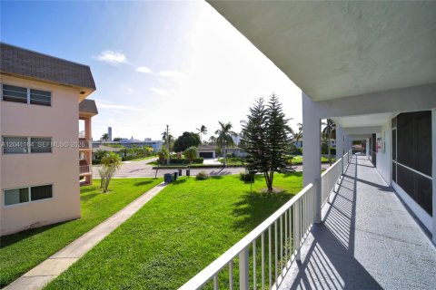 Condo in Hallandale Beach, Florida, 2 bedrooms  № 2240326 - photo 26