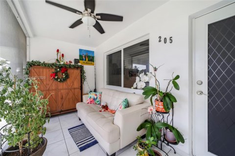 Condo in Hallandale Beach, Florida, 2 bedrooms  № 2240326 - photo 23