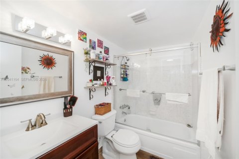 Condo in Hallandale Beach, Florida, 2 bedrooms  № 2240326 - photo 11